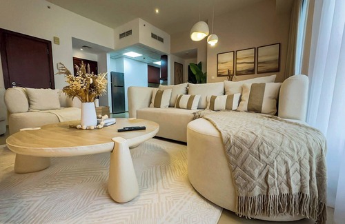 Dubai Marina Apartment | Elegant Coastal Retreat with Stunning Marina Views