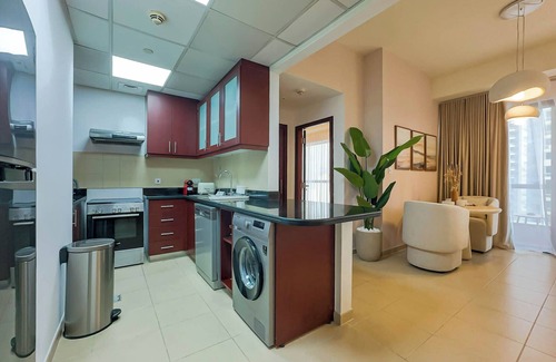 Dubai Marina Apartment | Elegant Coastal Retreat with Stunning Marina Views