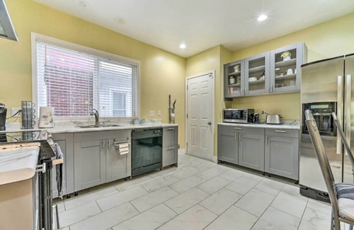 New Center Detroit House | Elegant Detroit Home - 5 Mi to Downtown w/King Size Beds and Unlimited Wi-fi
