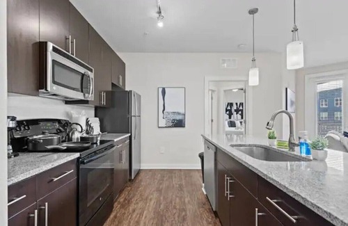 North Hyde Park Apartment | Elegant Downtown Escape | Pool, Gym, FREE Parking