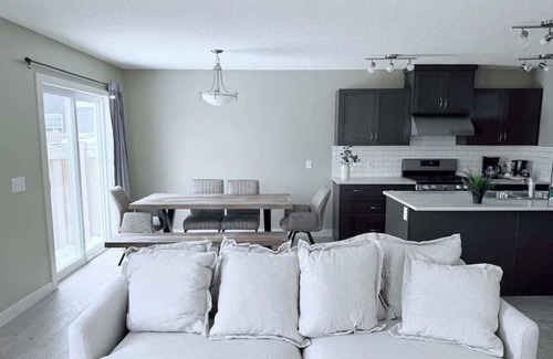 Southeast Edmonton House | Elegant Duplex| Attached Garage| King Beds
