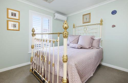 Albury House | Elegant Englehardt Villa