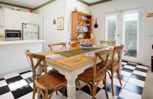 Albury House | Elegant Englehardt Villa