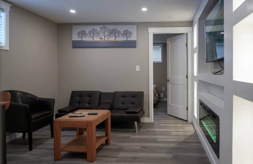 Regina House | Elegant Family Suite by Stadium, Airport, Shopping