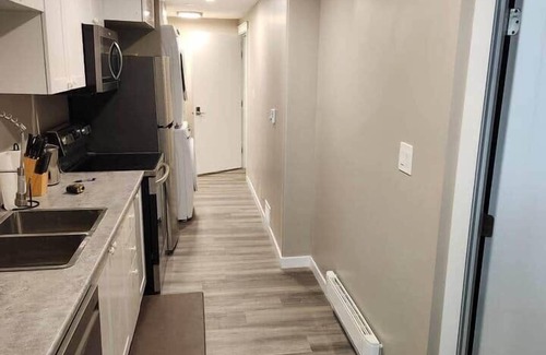 Regina House | Elegant Family Suite by Stadium, Airport, Shopping