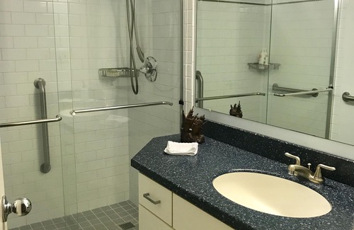 West Haven-Sylvan Condo | Elegant flat in gated community close to ST Vincent's Hosp. and NW Portland.