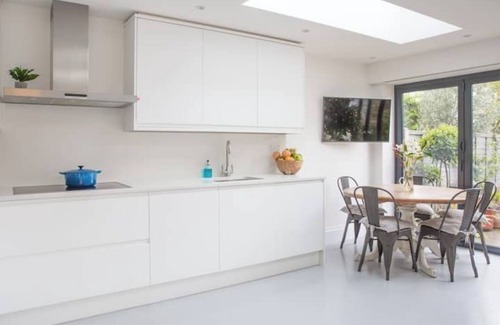 Raynes Park Apartment | Elegant Garden Flat - Wimbledon