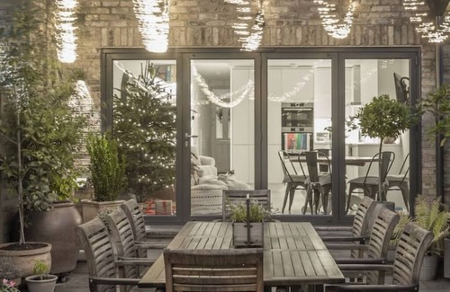Raynes Park Apartment | Elegant Garden Flat - Wimbledon
