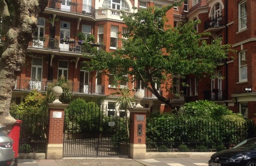 West Kensington Apartment | Elegant Gated Mansion Apartment Kensington Olympia - tube 5 mins walk Central