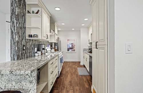 Hollywood Condo | Elegant Hollywood Retreat - Spacious 2BR 2BA Condo with Resort-Style Amenities