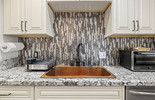 Hollywood Condo | Elegant Hollywood Retreat - Spacious 2BR 2BA Condo with Resort-Style Amenities