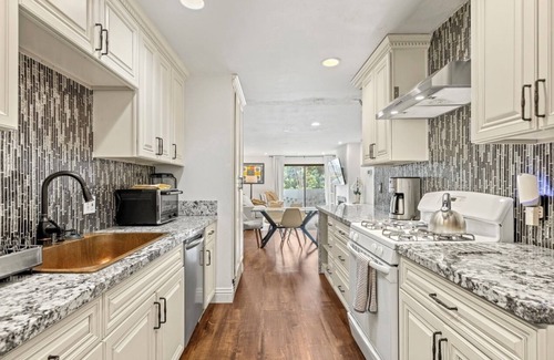 Hollywood Condo | Elegant Hollywood Retreat - Spacious 2BR 2BA Condo with Resort-Style Amenities