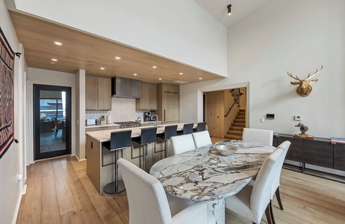 Jackson Condo | Elegant Jackson Getaway A Luxe Hot Tub & Fireplace Near Skiing & Fine Dining