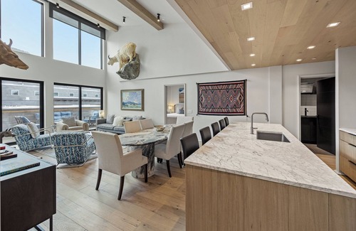 Jackson Condo | Elegant Jackson Getaway A Luxe Hot Tub & Fireplace Near Skiing & Fine Dining
