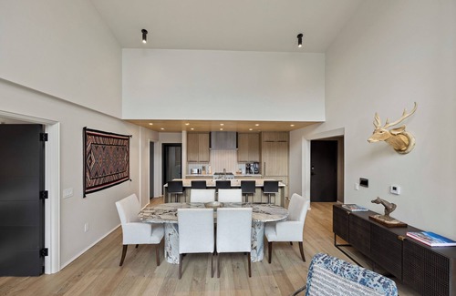 Jackson Condo | Elegant Jackson Getaway A Luxe Hot Tub & Fireplace Near Skiing & Fine Dining