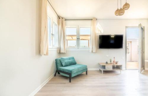 Agios Dimitrios Apartment | Elegant Loft with Jacuzzi
