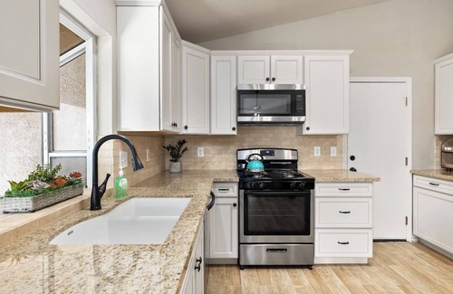 Pumpkin Center House | Elegant Mid Century 2BR 2 KING Beds Retro Style