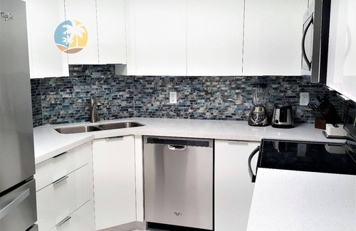 Mid Beach Apartment | Elegant Modern 4 Bedroom Beachfront for Bachelorettes - 518