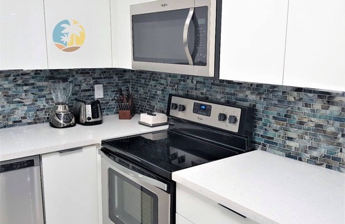 Mid Beach Apartment | Elegant Modern 4 Bedroom Beachfront for Bachelorettes - 518