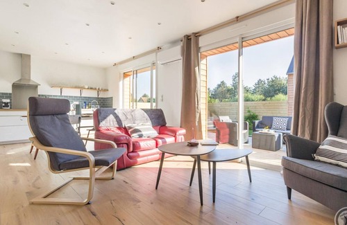 Glatigny Cottage | Elegant Modern Cottage with Enclosed Garden and Parking