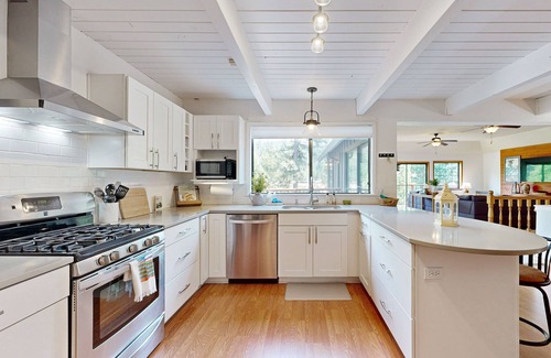 Twain Harte House | Elegant Mountain Getaway with Stunning Deck Views and a Relaxing Hot Tub