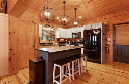 Beech Mountain Cabin | Elegant Mountain Cabin with Privacy