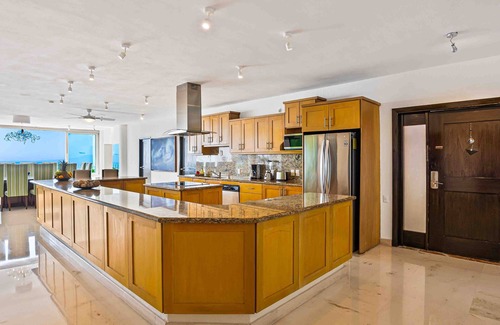 Conchas Chinas House | Elegant multi-level penthouse with rooftop Jacuzzi, bay views, pool & game room