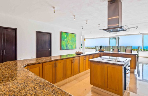 Conchas Chinas House | Elegant multi-level penthouse with rooftop Jacuzzi, bay views, pool & game room