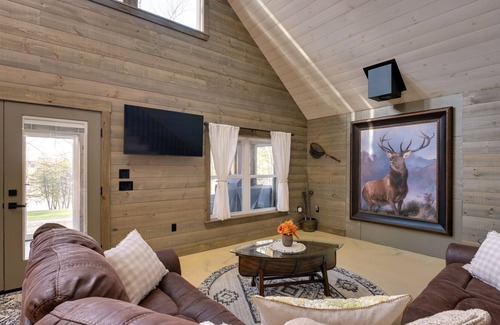 Newport Cabin | Elegant Newport Cabin w/Porch & Lake Access