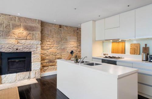 Paddington House | Elegant Paddington Sandstone Cottage with Parking