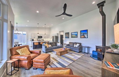 Priest River House | Elegant Priest Lake Townhome about 1 Mi From Lake