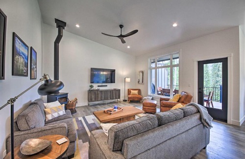 Priest River House | Elegant Priest Lake Townhome about 1 Mi From Lake