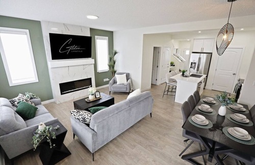 Northwest Edmonton House | Elegant Retreat: 4 King/3 Queen|Sleeps 14|Near WEM