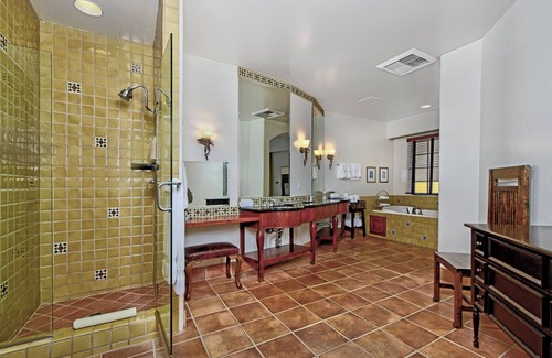 Los Gatos Hotel | Elegant Room with Free Parking, Balcony & Outdoor Pool Near Santa Cruz