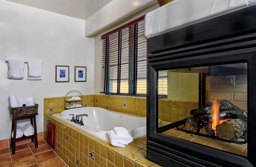 Los Gatos Hotel | Elegant Room with Free Parking, Balcony & Outdoor Pool Near Santa Cruz
