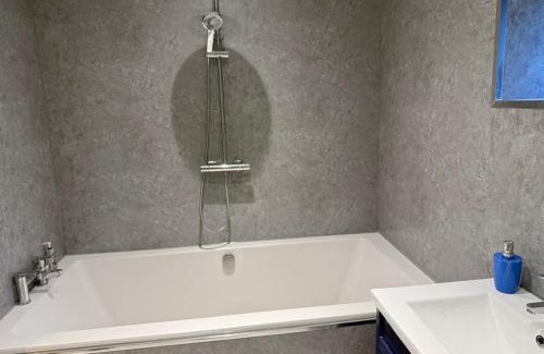 Skewen House | Elegant room with sea and garden view in Swansea city centre