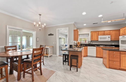 Sevierville House | Elegant Sevierville estate with private grounds and indoor pool