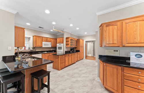 Sevierville House | Elegant Sevierville estate with private grounds and indoor pool