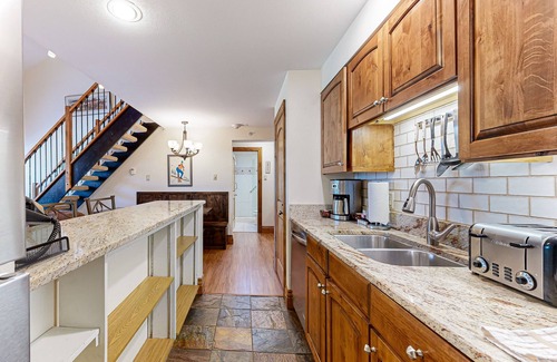 Vail Condo | Elegant, ski-in/out condo w/fireplace, fast WiFi, shared pool/hot tubs/laundry