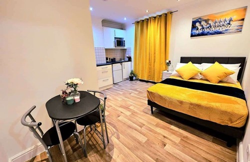 College Park and Old Oak Condo | Elegant Spacious London Flat E