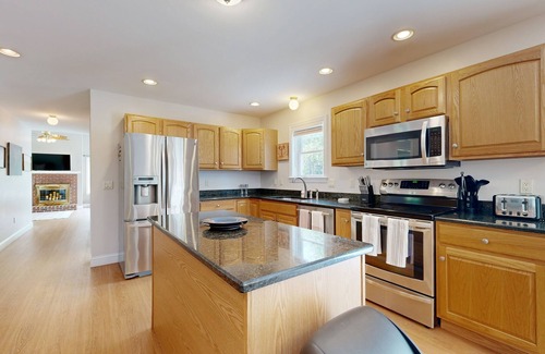 Steuben House | Elegant, spacious coastal home with sunset ocean views from an inviting deck