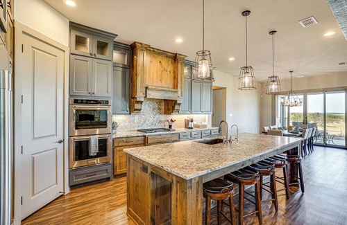 Rosston House | Elegant 'Sunset Meadow Ranch' in Texas w/Hot Tub