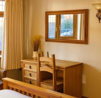 Bloxwich Apartment | Elegant Vintage Stay Near Airport & NEC