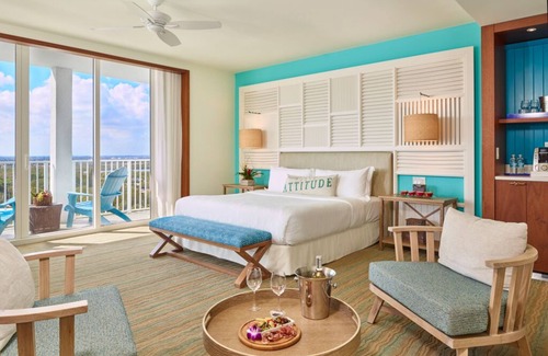 Hollywood Hotel | Elegantly Appointed Oceanview Room For a Luxurious Stay with Outdoor Pool