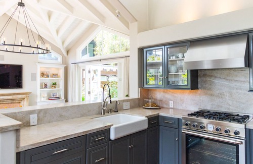 Corona del Mar House | Elegantly Decorated Single-Story Home with Soaring Ceilings and Large Yard
