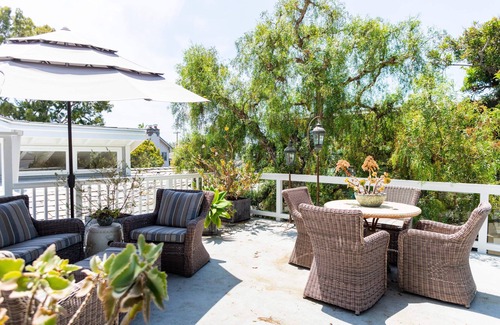 Corona del Mar House | Elegantly Decorated Single-Story Home with Soaring Ceilings and Large Yard