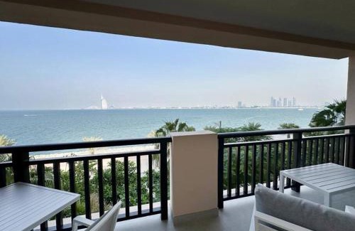 Palm Jumeirah Apartment | Elegantly Renovated 1BR Apartment at 5 Star Resort