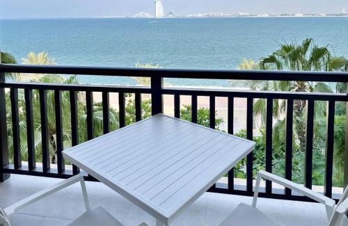Palm Jumeirah Apartment | Elegantly Renovated 1BR Apartment at 5 Star Resort