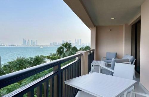 Palm Jumeirah Apartment | Elegantly Renovated 1BR Apartment at 5 Star Resort