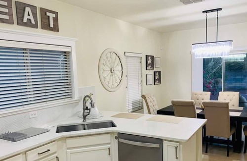 Tucson House | Elegantly Renovated 3br/2.5ba house near airport